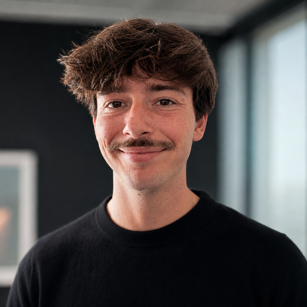 Maxime, fondateur du studio, dans son bureau